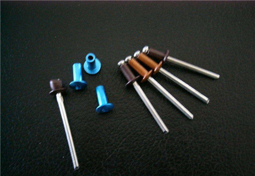 鉚釘機鉚（mǎo）釘